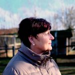 Mai Britt Løken fotografert utendørs på Hjørgunn