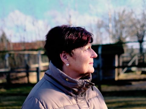 Mai Britt Løken fotografert utendørs på Hjørgunn
