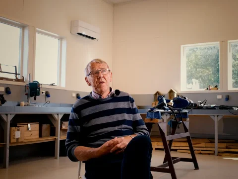 Sigmund Lereim sitter i verkstedet på Hjørgunn