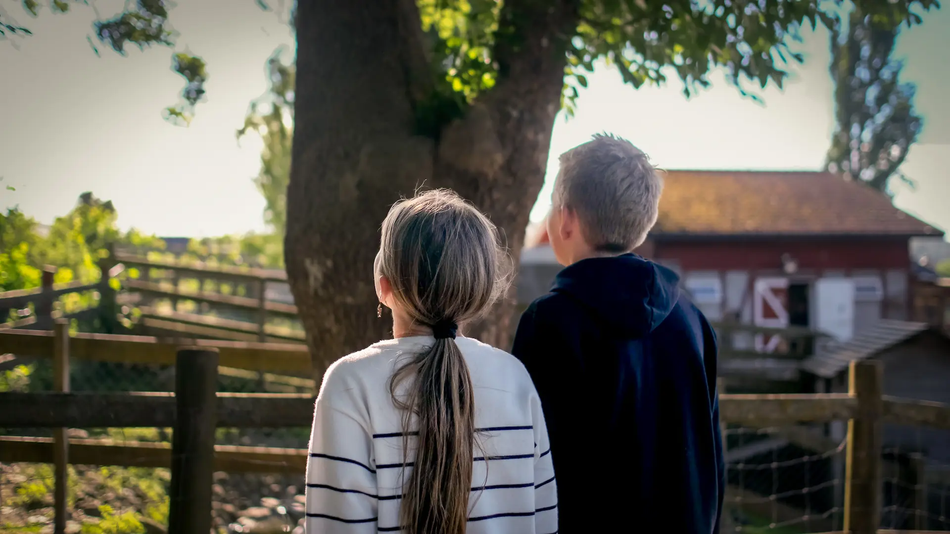 To barn ser utover gården på Hjørgunn