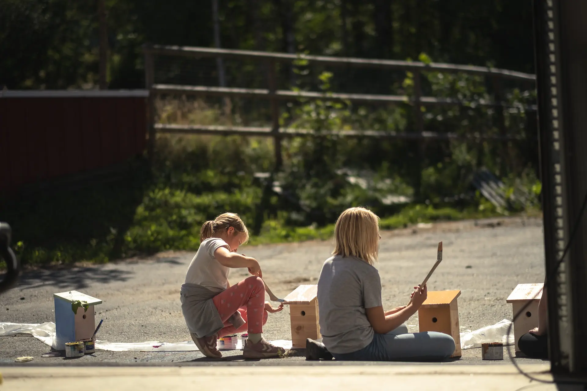 Barn som maler og arbeider med kreative prosjekter