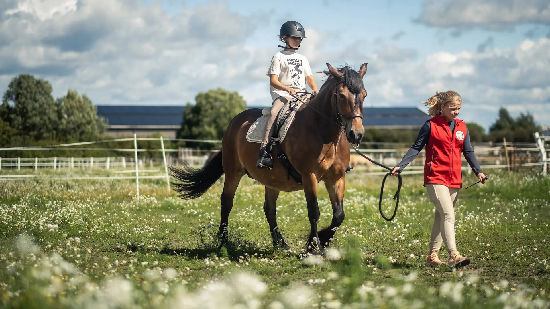Barn rir med voksen tett på i trygge omgivelser på Hjørgunn