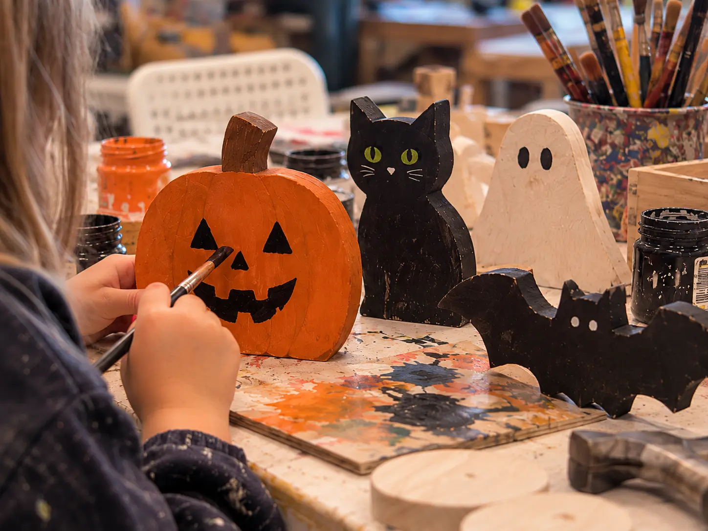 Fire Halloween-figurer malt på treklosser